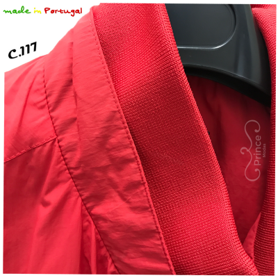 Casaco vermelho com gola de malha em cabide preto