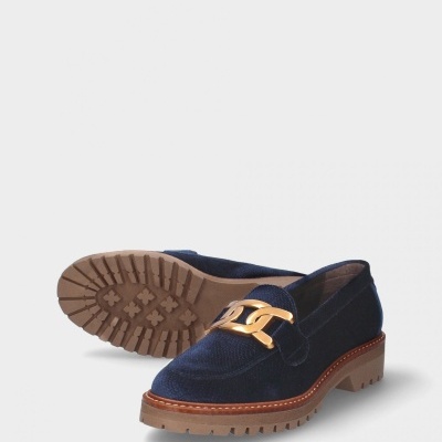 Sapatos tipo mocassim azul escuro com sola castanha e detalhe dourado