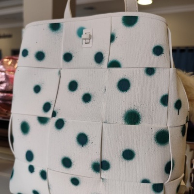 Mala branca Desigual com pontos verdes num padrão entrelaçado