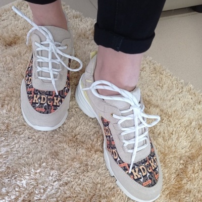 Ténis com estampado laranja e beige em tecido e camurça beige