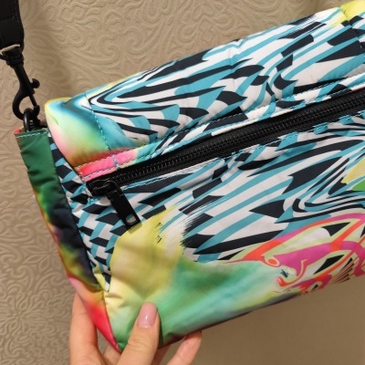 Bolsa colorida com padrão abstrato e fecho de correr preto