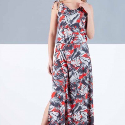 Vestido comprido estampado com padrão de aves e folhas em tons de cinza, branco e vermelho.