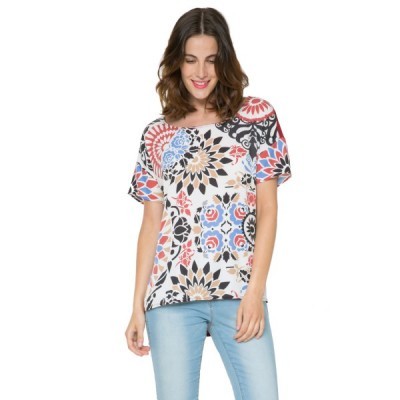 T-shirt floral multicolorida em tecido leve com jeans azul claro