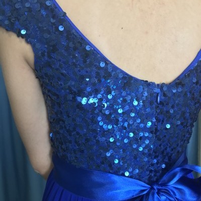 Vestido azul com lantejoulas e laço nas costas