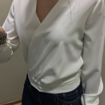 blusa feminina branca com decote em V e mangas compridas