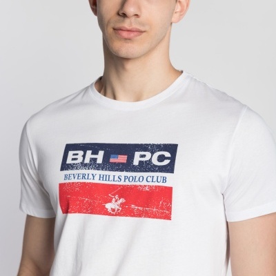 Homem jovem a usar camisola branca com estampado Beverly Hills Polo Club.