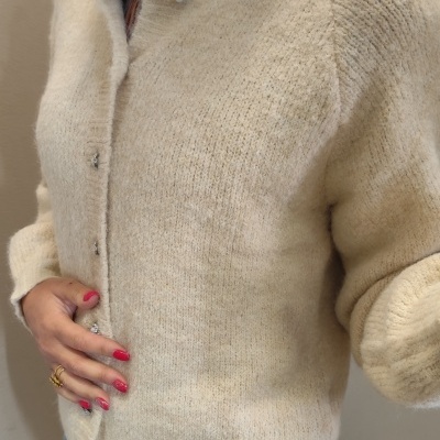 Cárdigan bege claro de malha grossa com botões prateados
