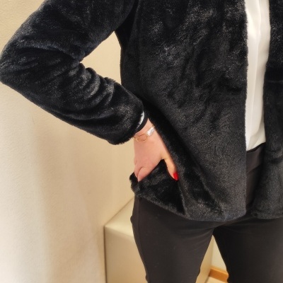 Casaco de pelo sintético preto com textura macia e lisa