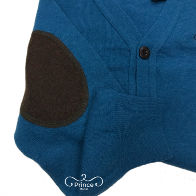 Cardigã azul com cotoveleiras castanhas e botões pretos