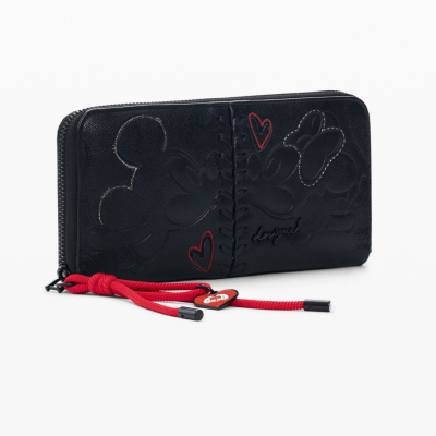 Carteira preta com personagens Mickey e Minnie em relevo e cordão vermelho com pingente coração