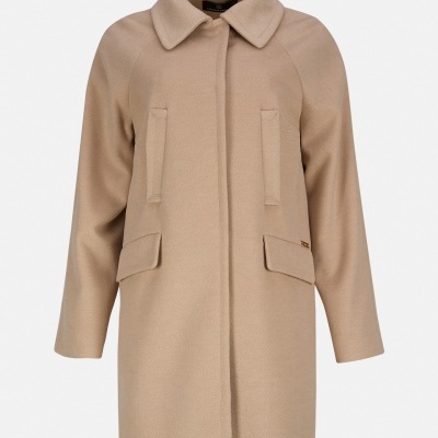 casaco bege claro com gola clássica e bolsos