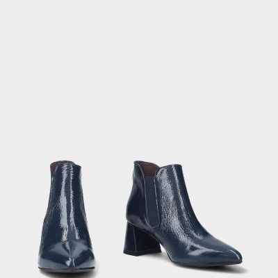 Botins de pele verniz azul escuro com salto quadrado.