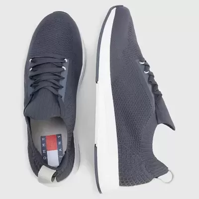 Ténis desportivos cinzentos com sola branca e etiqueta Tommy Jeans