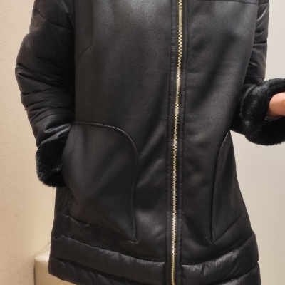 Casaco preto com colarinho de pelo e fecho dourado