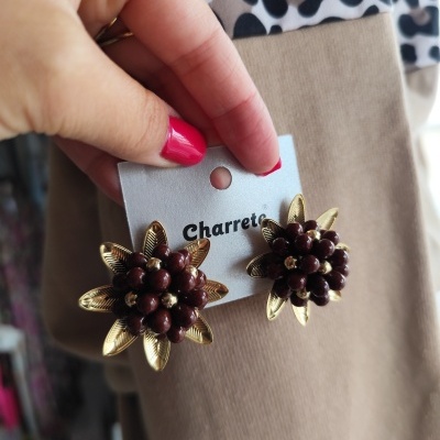 Brincos florais dourados com bolas castanhas em etiqueta Charrete