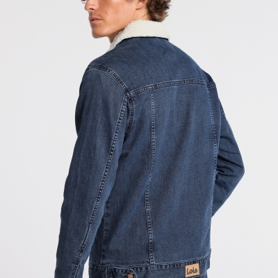 Casaco de ganga azul escuro com colarinho branco peludo e etiqueta Lois