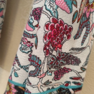 Tecido floral colorido com fundo branco e detalhes em preto