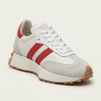 Tênis desportivo branco com detalhes vermelhos e cinza sobre fundo branco