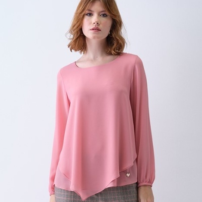 Blusa feminina rosa fluida com calças xadrez