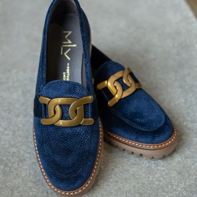 Mocassins azuis com fivela dourada e sola castanha