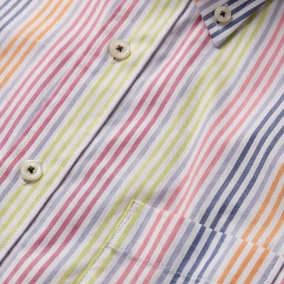 Camisa riscada multicolor com botões e bolso frontal