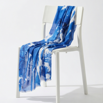 Lenço azul tie-dye sobre cadeira branca
