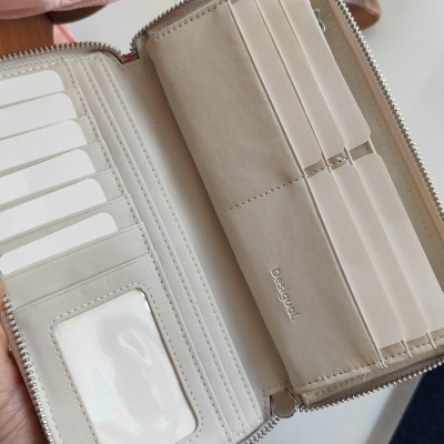 Carteira bege clara em couro com múltiplos compartimentos e fecho de correr
