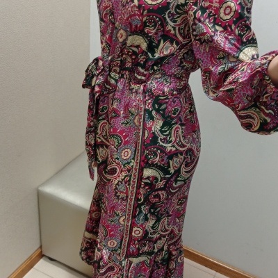 Vestido comprido com padrão floral colorido e cinto