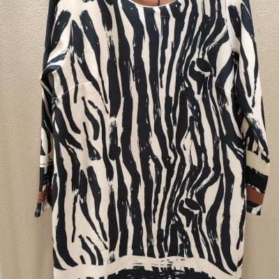 Vestido com padrão animal print preto e branco com detalhes castanhos