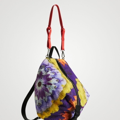 Mochila colorida com padrão floral e alças vermelhas e pretas