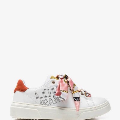 tênis branco com sola espessa e atacadores rosa com padrão