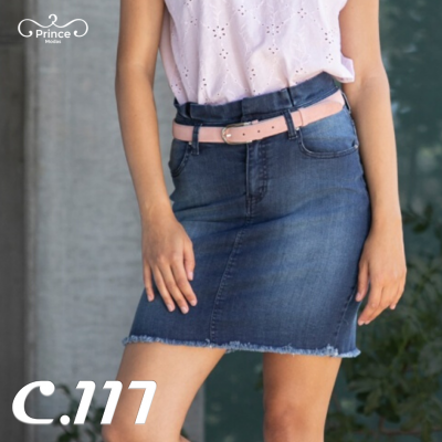 Saia jeans azul escuro com cinto cor-de-rosa claro e blusa branca com textura de pequenos furos