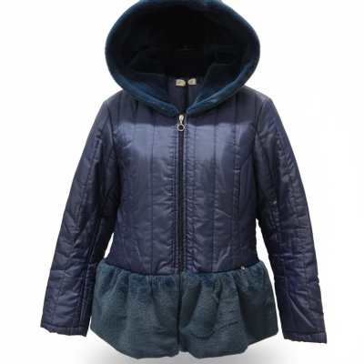 Casaco azul escuro acolchoado com capuz e parte inferior peluda.