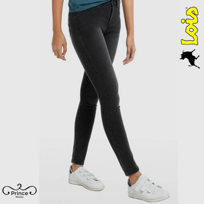 Calças de ganga pretas skinny com costuras visíveis numa modelo de pé