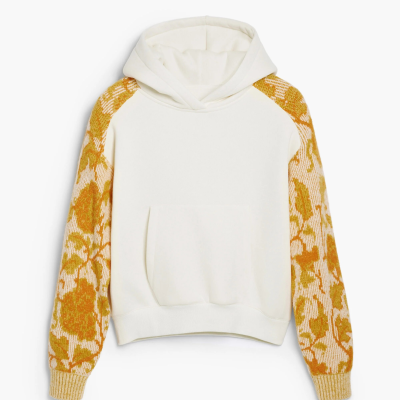 Sweatshirt branca com capuz e mangas florais amarelas e bege.