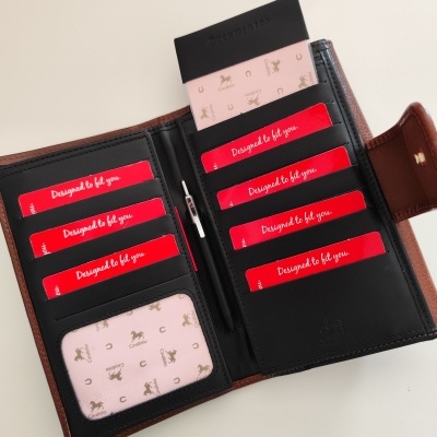 Carteira Cavalinho de pele castanha e preta com espaços para cartões e documentos