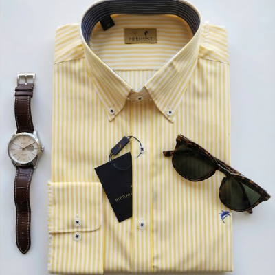 Camisa riscada amarela e branca com relógio castanho e óculos de sol de armação tartaruga