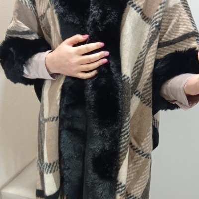 Estola xadrez bege, castanha e preta com acabamento em pelo preto e franjas na base
