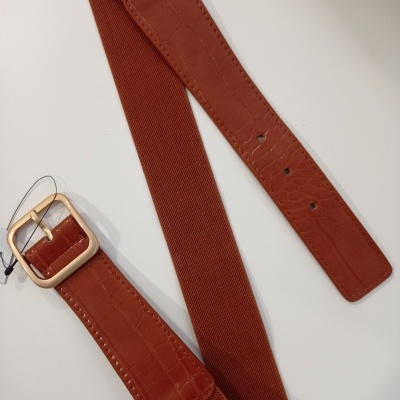 Cinto castanho elástico com detalhes em pele e fivela dourada