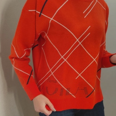 Camisola vermelha em malha com padrão de linhas e texto perfurado 'MUIHA'