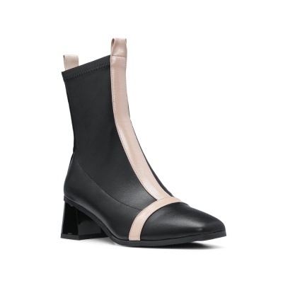 Bota feminina de couro preto com faixa bege claro e salto quadrado