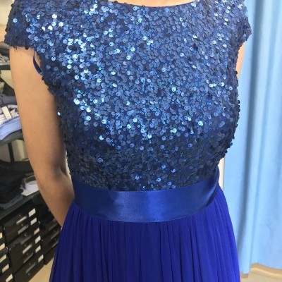 Vestido azul com lantejoulas na parte superior e saia plissada