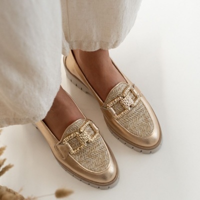 Sapatos mocassins dourados com detalhe em corrente e tecido trançado