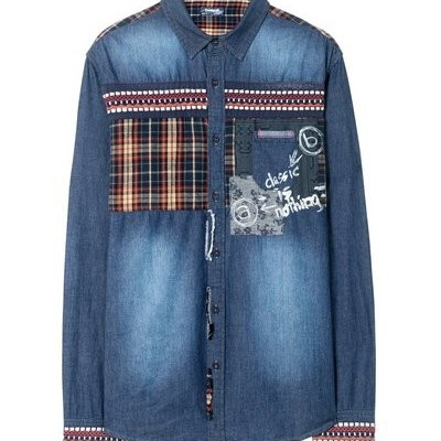 Camisa de ganga azul com detalhes xadrez e bolso com texto impresso