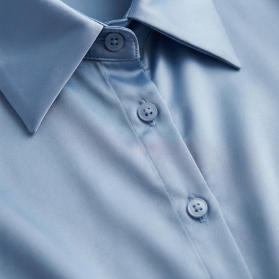 Camisa azul claro com botões e gola clássica