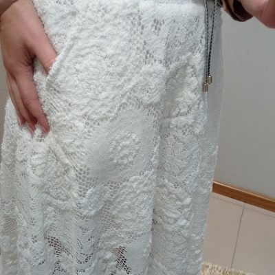 Saia midi branca em renda com padrão floral e cordão preto na cintura