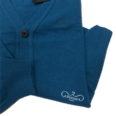 Camisola de malha azul com gola em V, botão e bordados