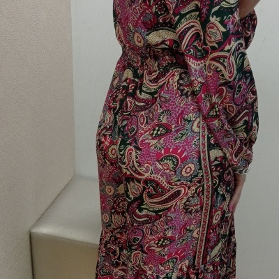 Vestido comprido feminino com padrão floral e arabesco colorido