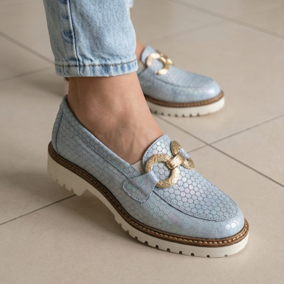 Sapatos mocassim azul claro com padrão hexagonal e detalhe dourado no topo