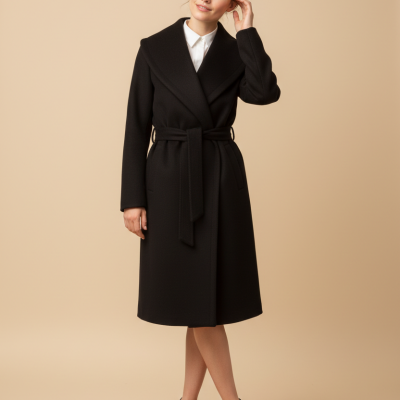 Mulher com sobretudo preto e sapatos pretos em fundo bege